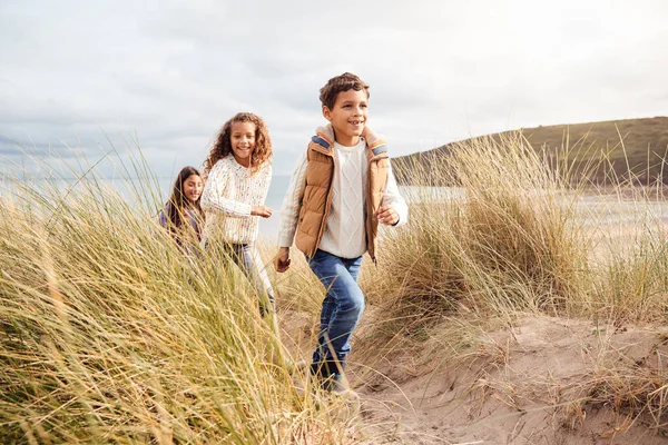 Tres Niños Divierten Explorando Las Dunas Arena Las Vacaciones Invierno — Foto de Stock