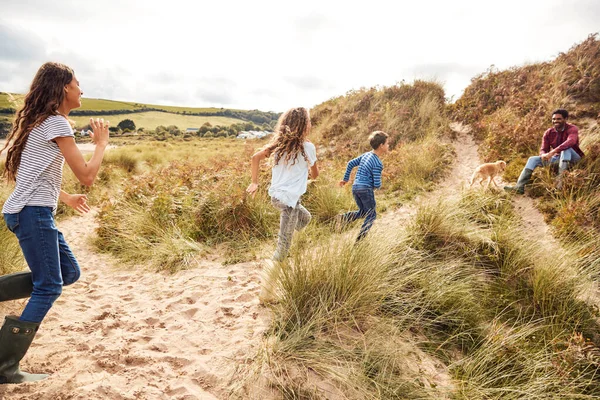 Трое Детей Весело Проводят Время Исследуя Песчаные Дюны Зимнем Пляже — стоковое фото