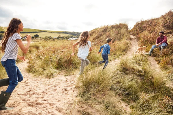 Três Crianças Divertindo Explorando Dunas Areia Férias Inverno Praia Correm — Fotografia de Stock