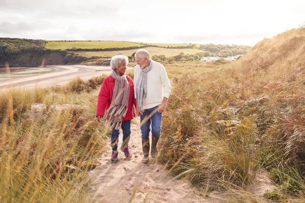 Liebendes Aktives Senioren Paar Geht Arm Arm Durch Sanddünen Winterurlaub — Stockfoto