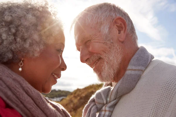 Hoofd Tegen Hoofd Shot Loving Senior Couple Walking Outdoors Flaring — Stockfoto