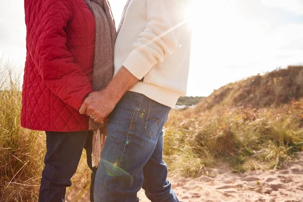 Närbild Loving Senior Par Håller Händerna Går Genom Sanddynerna Vintersemester — Stockfoto