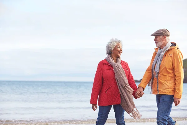 Älteres Paar Hält Händchen Während Sie Winterurlaub Strand Entlang Laufen — Stockfoto