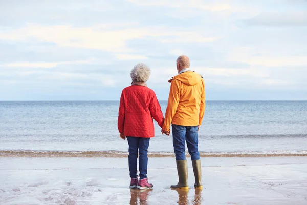 Achteraanzicht Van Senior Paar Die Handen Vasthouden Uitkijken Naar Zee — Stockfoto