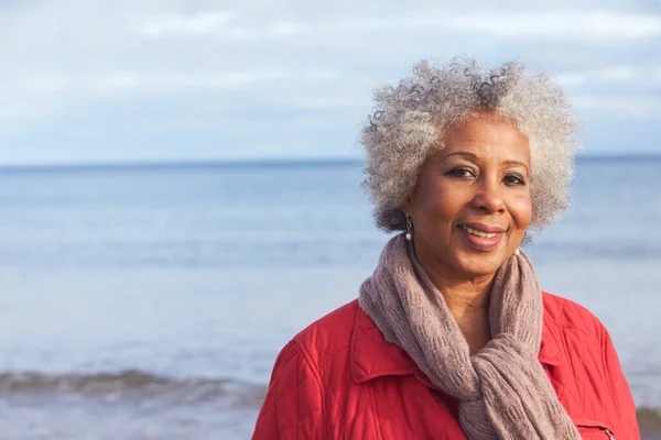 Tête Épaules Portrait Femme Âgée Active Marchant Long Plage Hiver — Photo