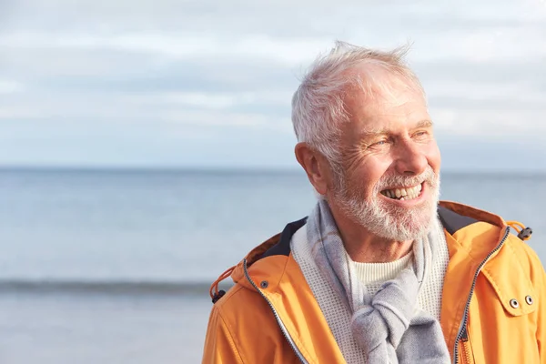 Hoofd Schouders Schot Van Actieve Senior Man Wandelen Langs Winter — Stockfoto