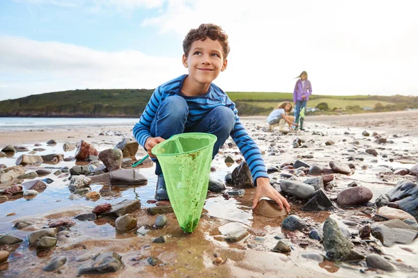 Enfants Regardant Dans Les Piscines Rochers Vacances Hiver Plage — Photo