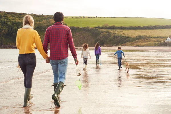 Vista Trasera Familia Multicultural Con Perro Mascota Caminando Largo Costa — Foto de Stock