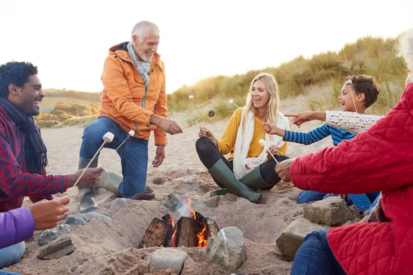 Mehrgenerationenfamilie Prostet Marshmallows Feuer Winterurlaub Strand — Stockfoto