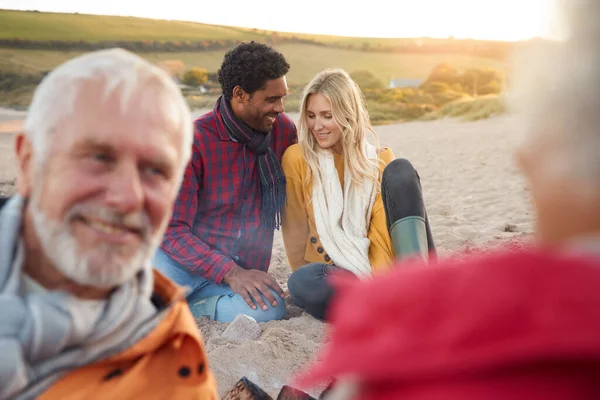 Loving Paar Ontspannen Door Brand Met Senior Ouders Winter Beach — Stockfoto