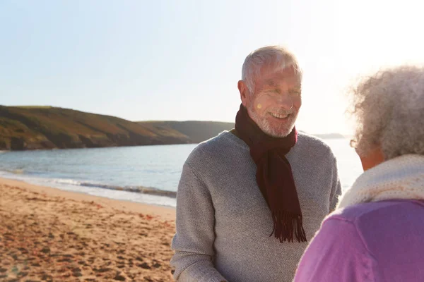 Hospedaje Retirado Pareja Manos Raíces Pie Junto Sombra Vacaciones Invierno — Foto de Stock