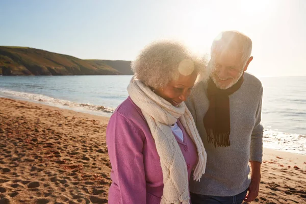 Loving Gepensioneerd Paar Handen Vasthouden Als Langs Kustlijn Lopen Winter — Stockfoto