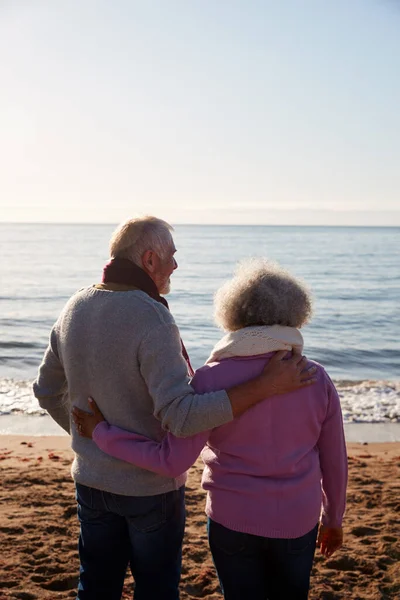 Vue Arrière Couple Retraité Aimant Serrant Debout Regardant Sur Mer — Photo