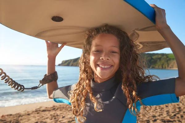 Portret Van Lachend Meisje Dragen Wetsuit Dragen Bodyboards Summer Beach — Stockfoto