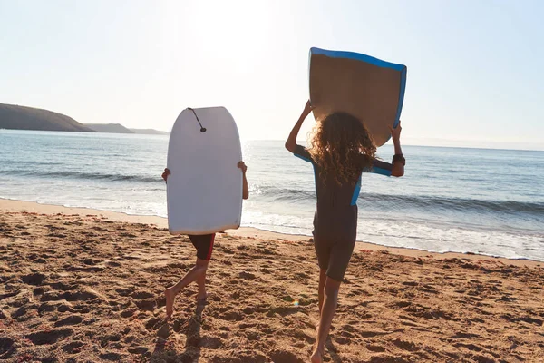 Kinderen Dragen Wetsuits Carrying Bodyboards Summer Beach Vakantie Met Plezier — Stockfoto