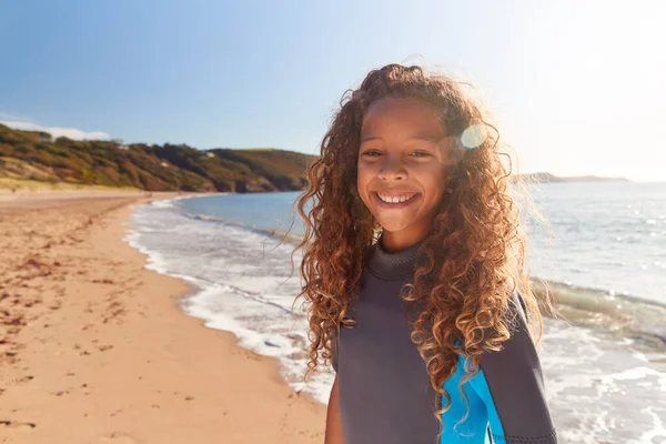 Porträtt Ung Flicka Bär Våtdräkt Står Vid Vågor Sommaren Beach — Stockfoto