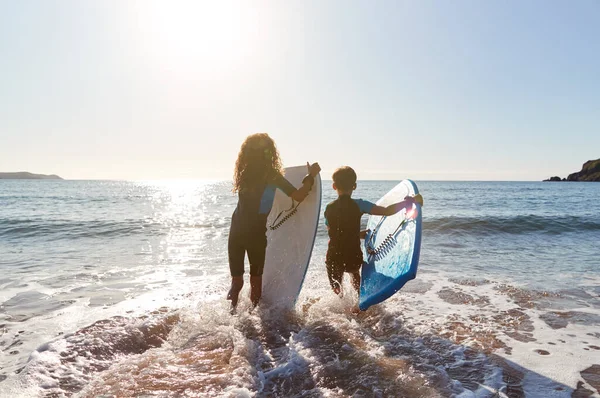 Achteraanzicht Van Twee Kinderen Dragen Wetsuits Lopen Zee Met Bodyboards — Stockfoto