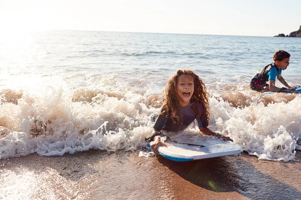 Twee Kinderen Dragen Wetsuits Spelen Zee Met Bodyboards Summer Beach — Stockfoto