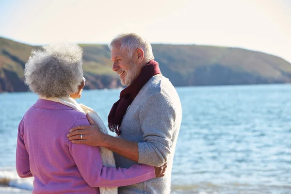 Loving Retired Couple Hugging Standing Shore Winter Beach Vacation Flaring — Stock Photo, Image