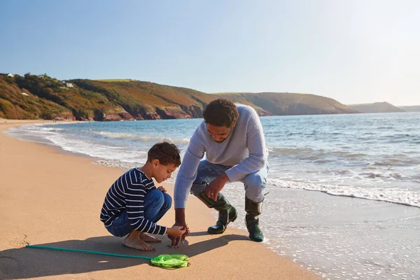 Père Fils Marchant Long Plage Brisant Les Vagues Sur Plage — Photo