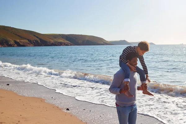 Sevgi Dolu Baba Oğul Birlikte Kumsalda Yürürken Omuzlarına Biniyor — Stok fotoğraf