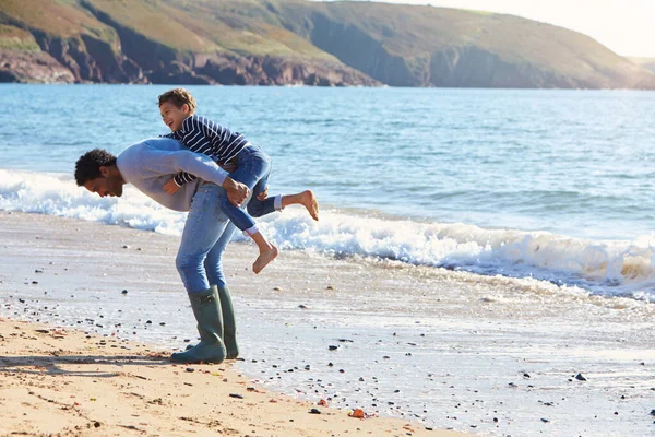 Milující Otec Dává Syn Piggyback Jak Jdou Podél Zimní Pláže — Stock fotografie