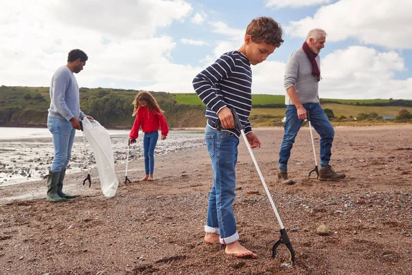 Mehrgenerationenfamilie Sammelt Müll Winterstrand — Stockfoto