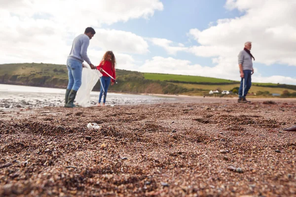 Família Múltiplas Gerações Recolhendo Lixo Praia Inverno Limpar Com Foco — Fotografia de Stock