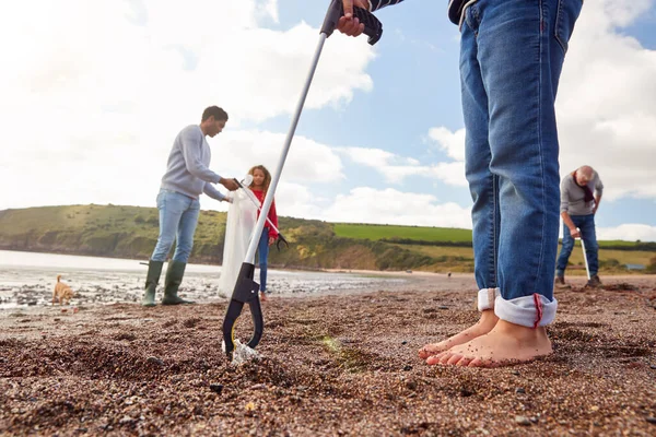 Närbild Multi Generation Family Samla Skräp Vintern Stranden Städa Upp — Stockfoto