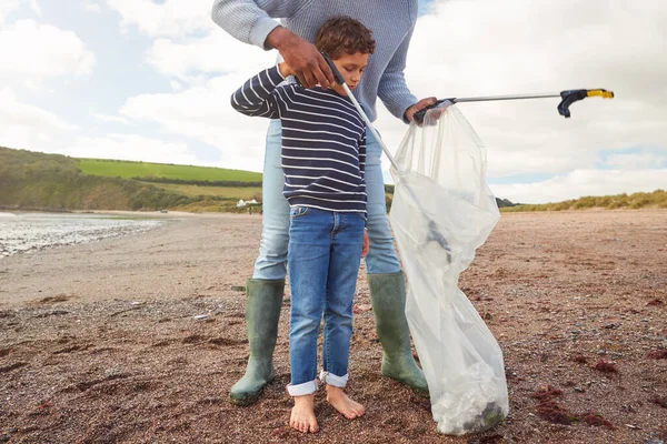Baba Oğul Kışın Kumsalda Çöp Topluyor — Stok fotoğraf