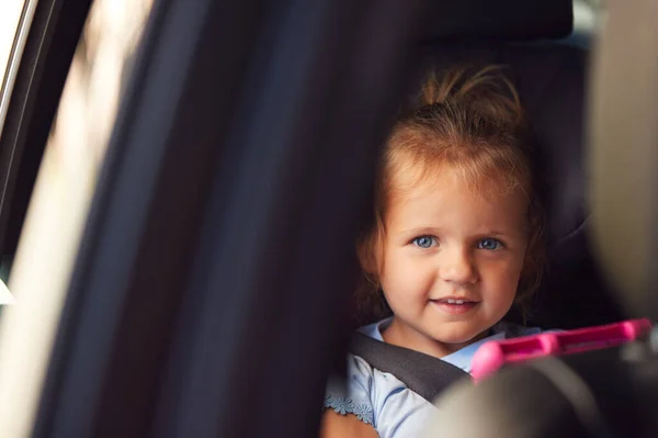 Portret Młodej Dziewczyny Oglądającej Cyfrowy Tablet Tylnym Siedzeniu Podróży Samochodem — Zdjęcie stockowe