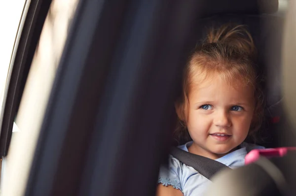 Młoda Dziewczyna Oglądając Cyfrowy Tablet Tylnym Siedzeniu Podróży Samochodem — Zdjęcie stockowe