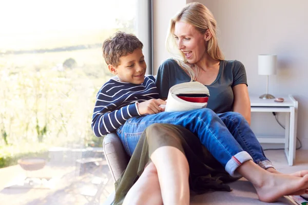 Mãe Filho Relaxando Cadeira Por Janela Casa Leitura Livro Juntos — Fotografia de Stock