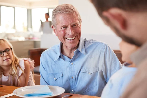 Famiglia Multi Generazione Seduta Intorno Tavolo Godendo Pasto Casa Insieme — Foto Stock