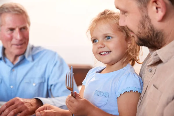 Multi Generation Οικογένεια Κάθεται Γύρω Από Τραπέζι Απολαμβάνοντας Γεύμα Στο — Φωτογραφία Αρχείου