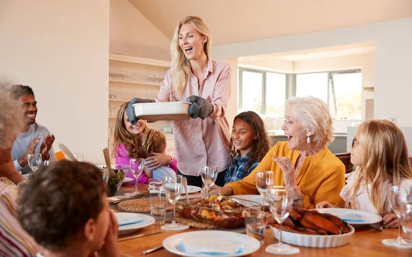 Moeder Serveert Voedsel Als Multi Generatie Familie Ontmoeten Voor Maaltijd — Stockfoto