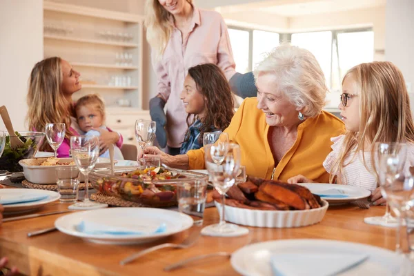 Mère Servant Nourriture Comme Famille Multi Génération Réunissent Pour Repas — Photo