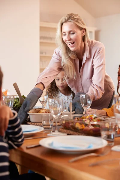 Mutter Serviert Essen Mehrgenerationenfamilie Trifft Sich Zum Essen Hause — Stockfoto