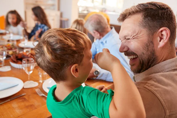 Família Multi Geração Sentada Torno Mesa Divertindo Casa Juntos — Fotografia de Stock