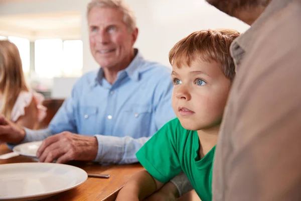 Mehrgenerationenfamilie Sitzt Tisch Und Genießt Gemeinsam Hause Das Essen — Stockfoto