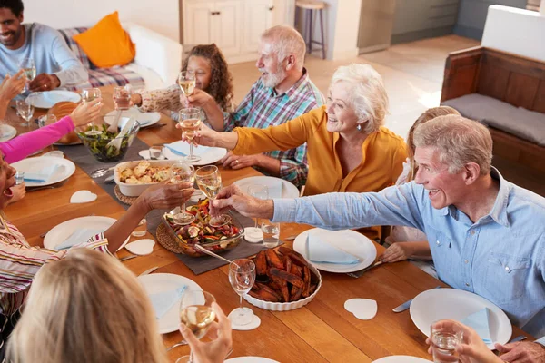 Rodzina Wielopokoleniowa Wznosi Toast Winem Gdy Spotyka Się Posiłek Domu — Zdjęcie stockowe