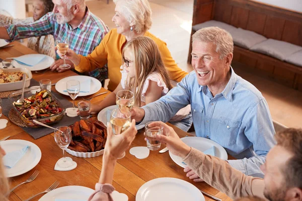 Família Multi Geração Fazendo Brinde Com Vinho Como Eles Encontram — Fotografia de Stock