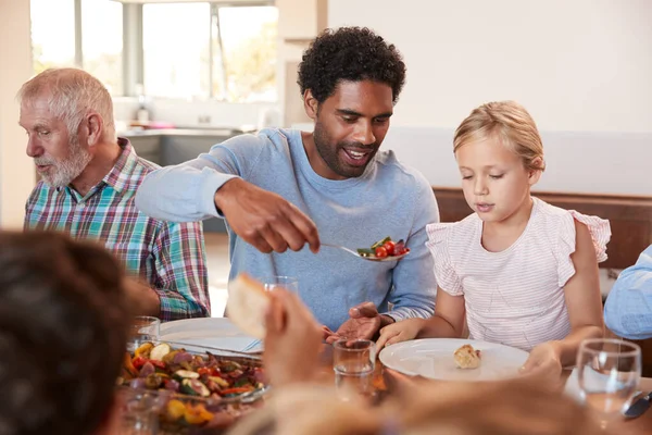 Vater Serviert Essen Mehrgenerationenfamilie Trifft Sich Zum Essen Hause — Stockfoto