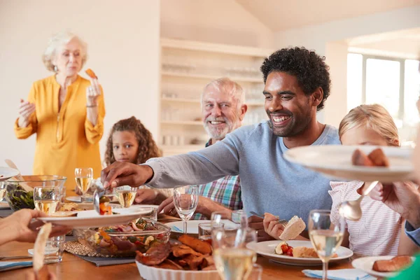 Père Servant Nourriture Comme Famille Multi Génération Réunissent Pour Repas — Photo