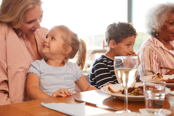 Mehrgenerationenfamilie Sitzt Tisch Und Genießt Gemeinsam Hause Das Essen — Stockfoto