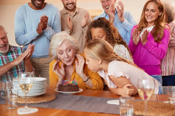 Flergenerationsfamilj Träffas För Att Fira Mormors Födelsedag Hemma Tillsammans — Stockfoto