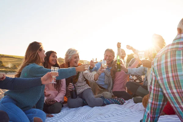 Rodzina Wielopokoleniowa Wznosi Toast Alkoholem Zimowych Wakacjach Plaży — Zdjęcie stockowe