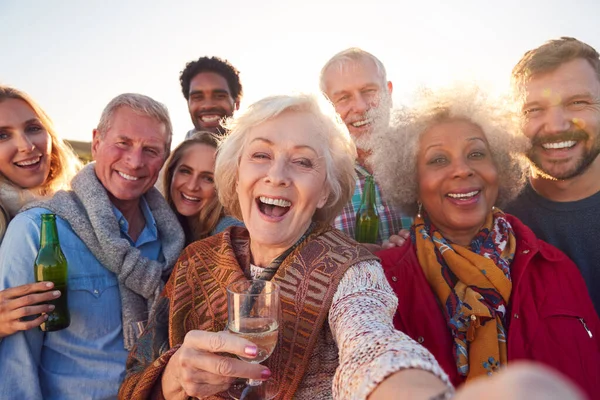 Multi Generation Adult Family Λαμβάνοντας Selfie Υπαίθρια Γιορτή Κόμμα — Φωτογραφία Αρχείου