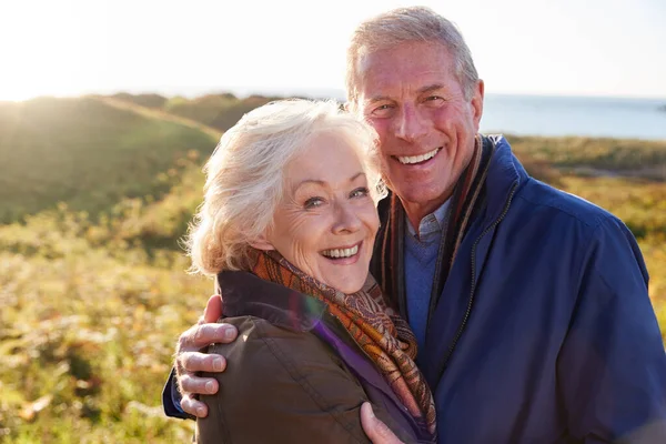 Portret Van Een Liefdevolle Actieve Senior Paar Wandelen Langs Kustpad — Stockfoto