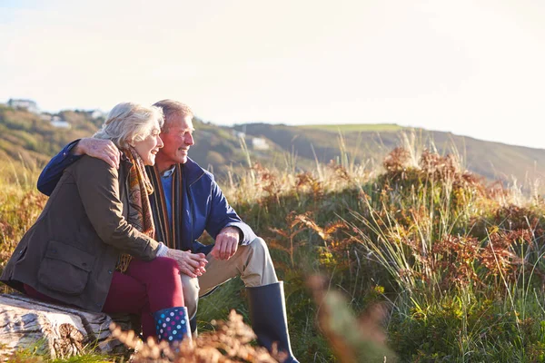 Loving Active Senior Couple Walking Coastal Path Het Najaar Rusten — Stockfoto
